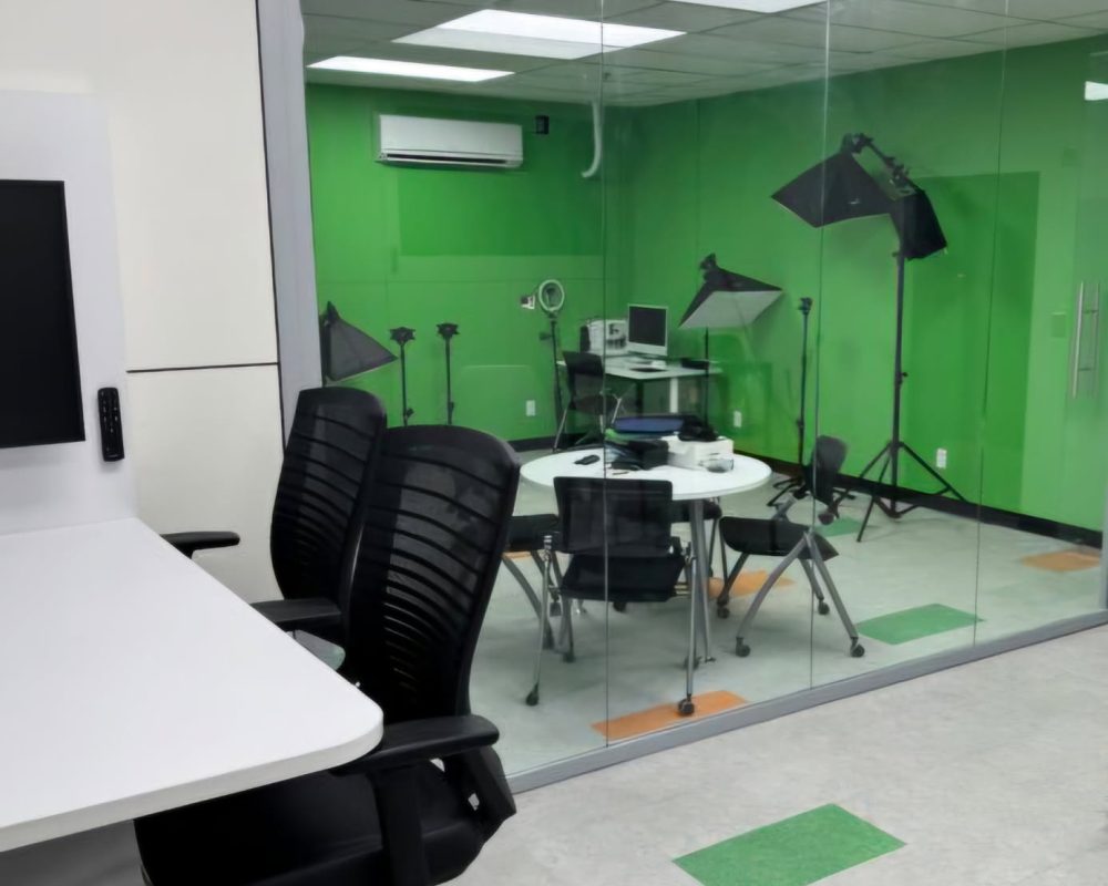 8 Green Screen Area